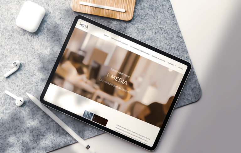 une tablette représentant le site web I-Media pour mettre en avant la création de site web à Rouen