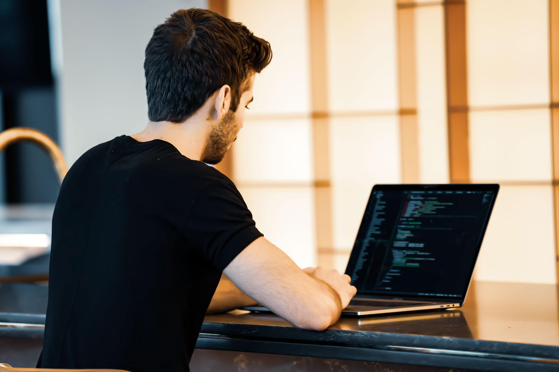 homme développeur web et application au sein de l'agence i-media