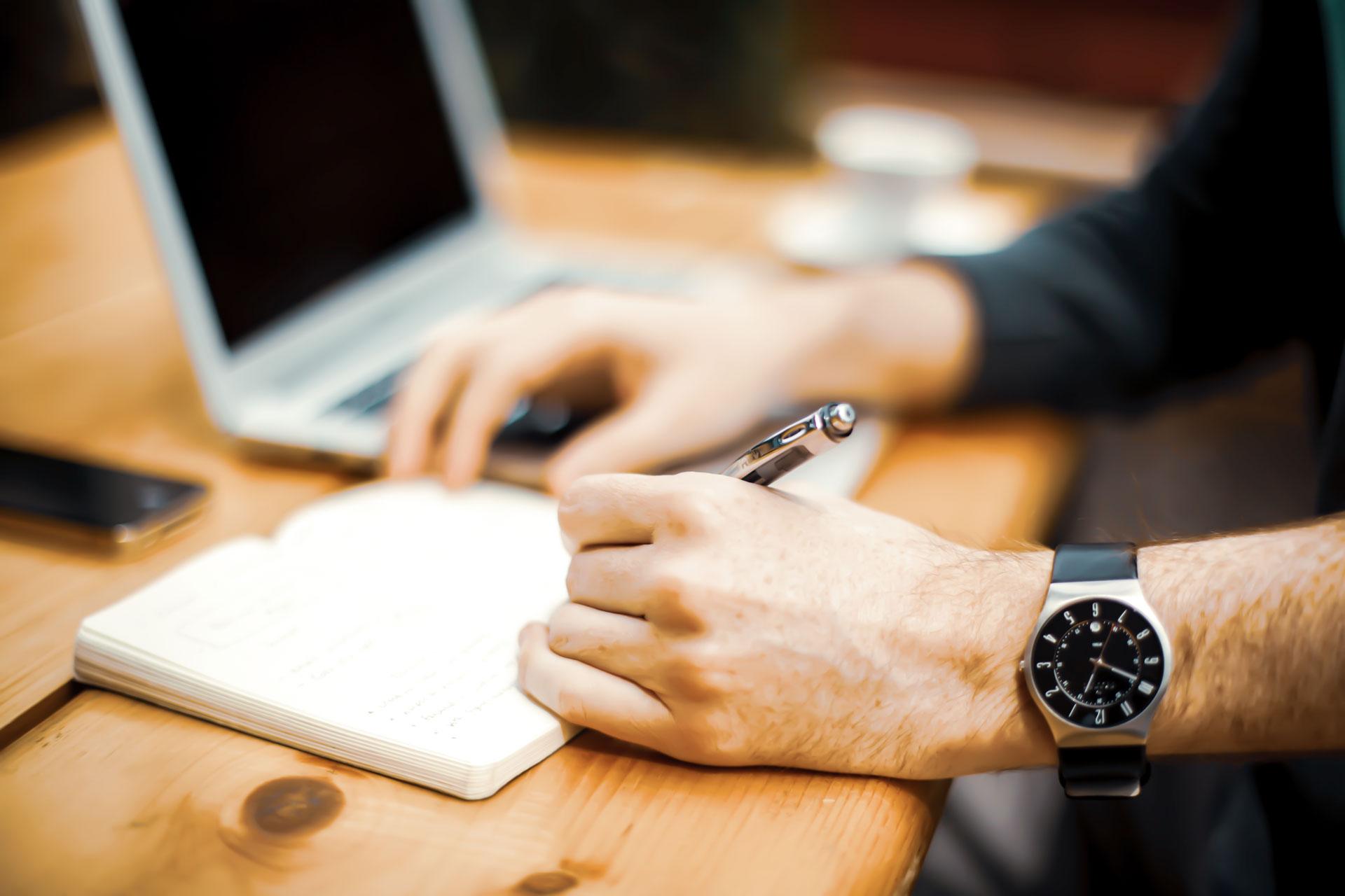 homme travaillant sur une formation au sein de l'agence i-media pour la communication digitale