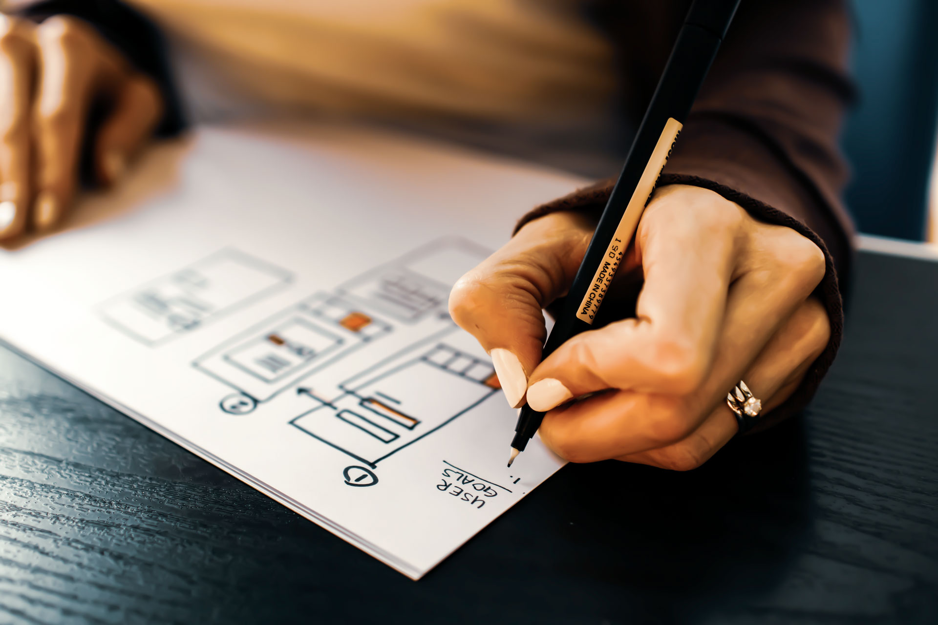 femme faisant un design pour mettre en avant le design graphique au sein de l'agence i-media